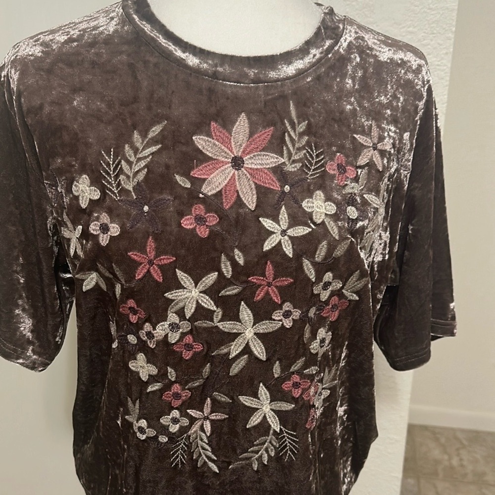 Listicle Velvet embroidered Blouse Women's Size S Purple Champagne Short Sleeve